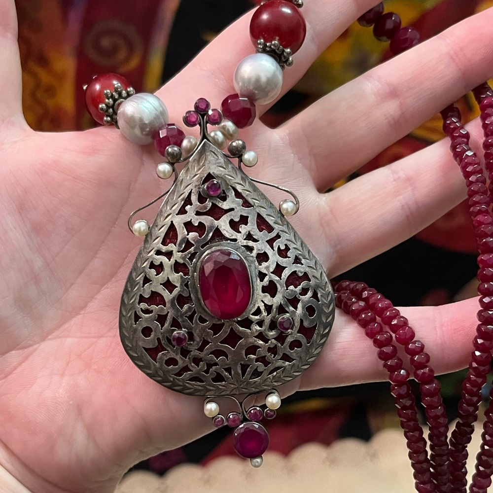 VTG Boho Bali Style Faux Ruby Pearl Beaded Silver Tone Metal Necklace - Picture 2 of 8